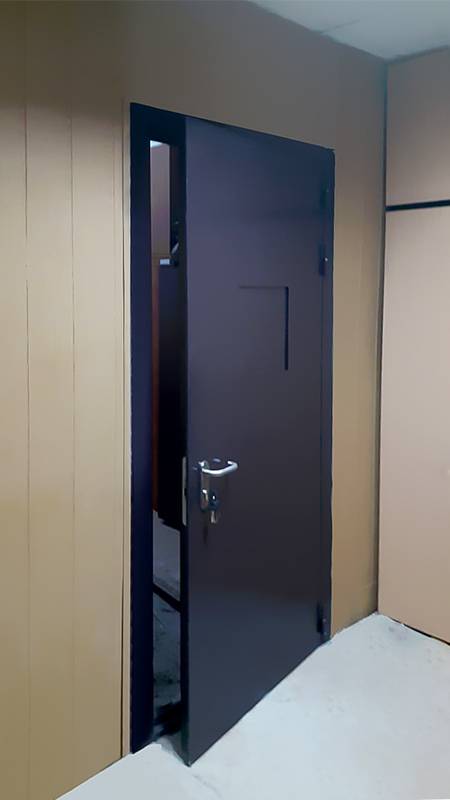 Дверь в кассу, внешняя сторона (пер. Хользунова)