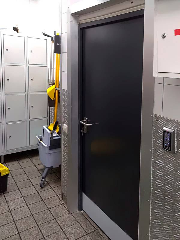 Огнеупорная дверь в подсобном помещении KFC